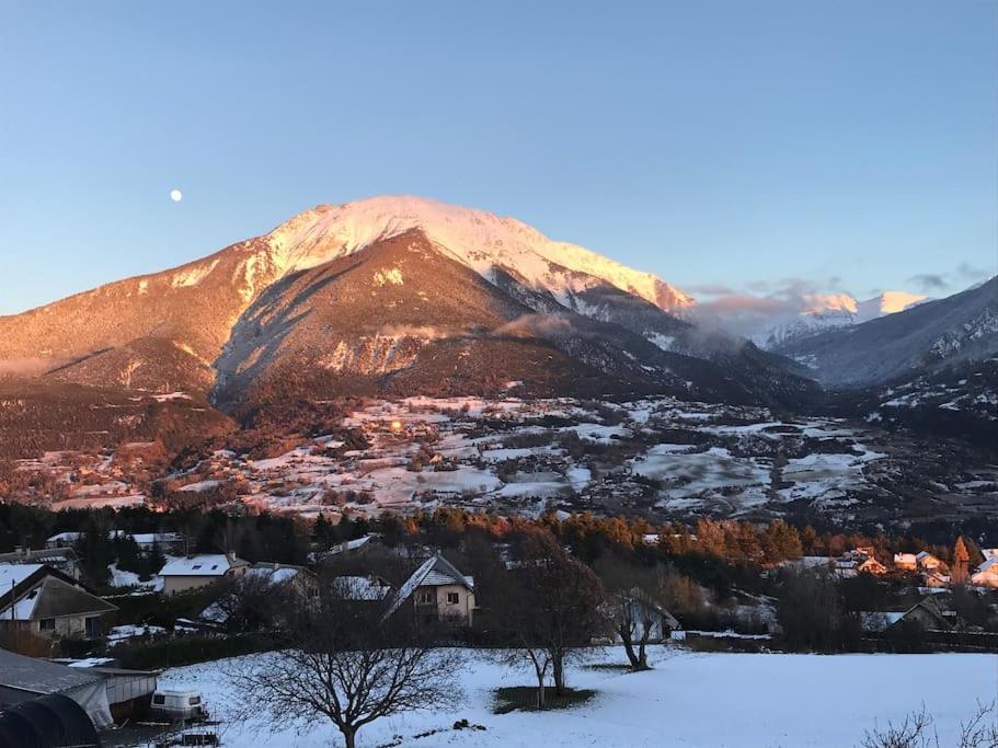 Gite Confort 15 Couchages, Vue Panoramique Montagne Hautes Alpes, Terrasses Embrun Eksteriør billede